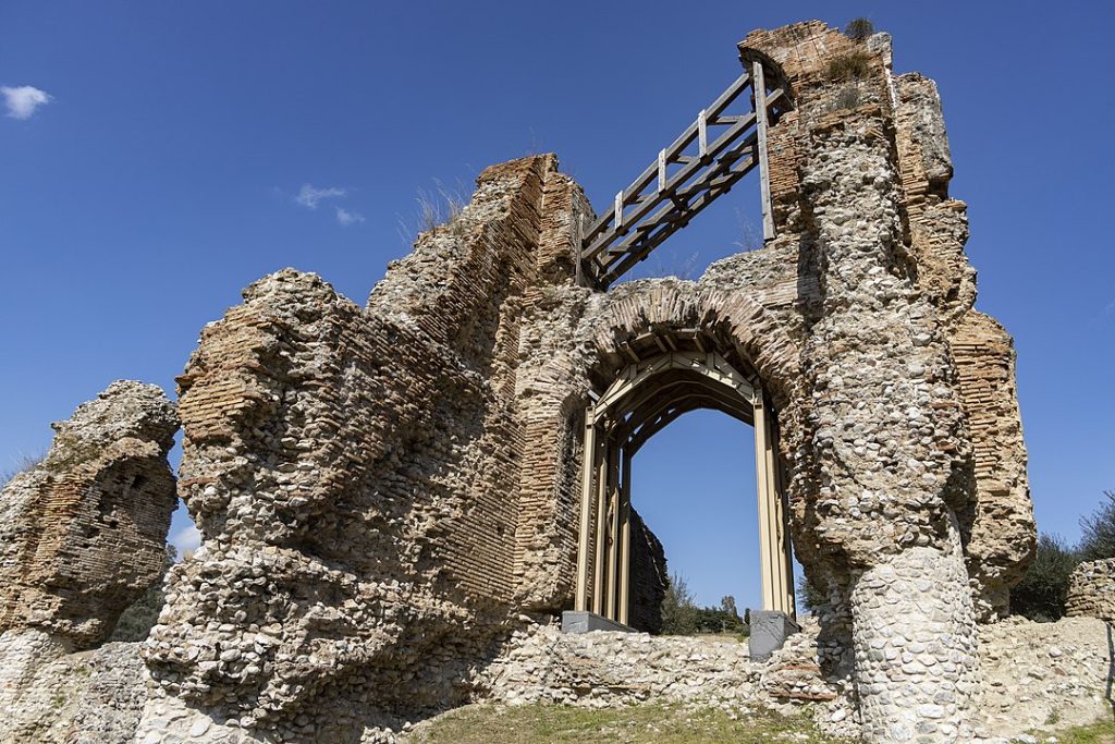 1080px-Patras_Roman_Aqueduct_3 Patras_Roman_Aqueduct