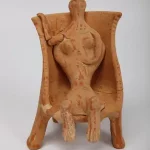 Πήλινη γυναικεία ένθρονη μορφή