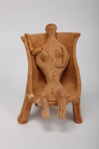 Πήλινη γυναικεία ένθρονη μορφή