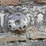 γλυπτό μεσοβυζαντινών χρόνων ενσωματωμένο στη τοιχοποιία