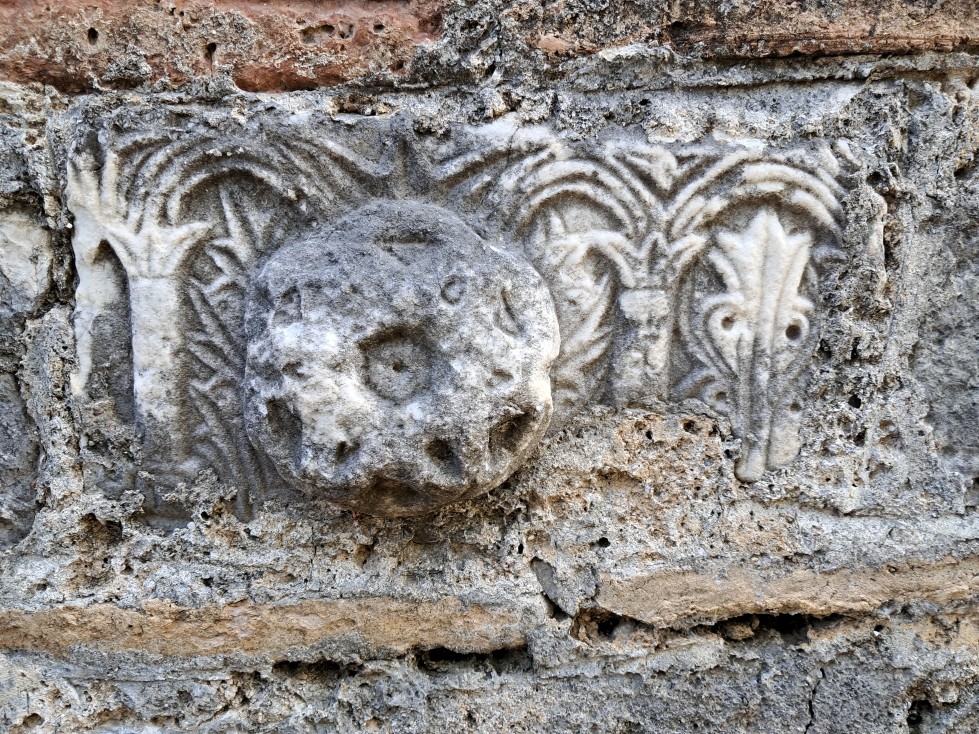 γλυπτό μεσοβυζαντινών χρόνων ενσωματωμένο στη τοιχοποιία