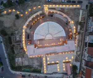 Ρωμαϊκό Ωδείο Πατρών από ψηλά (βραδινή φωτογραφία)