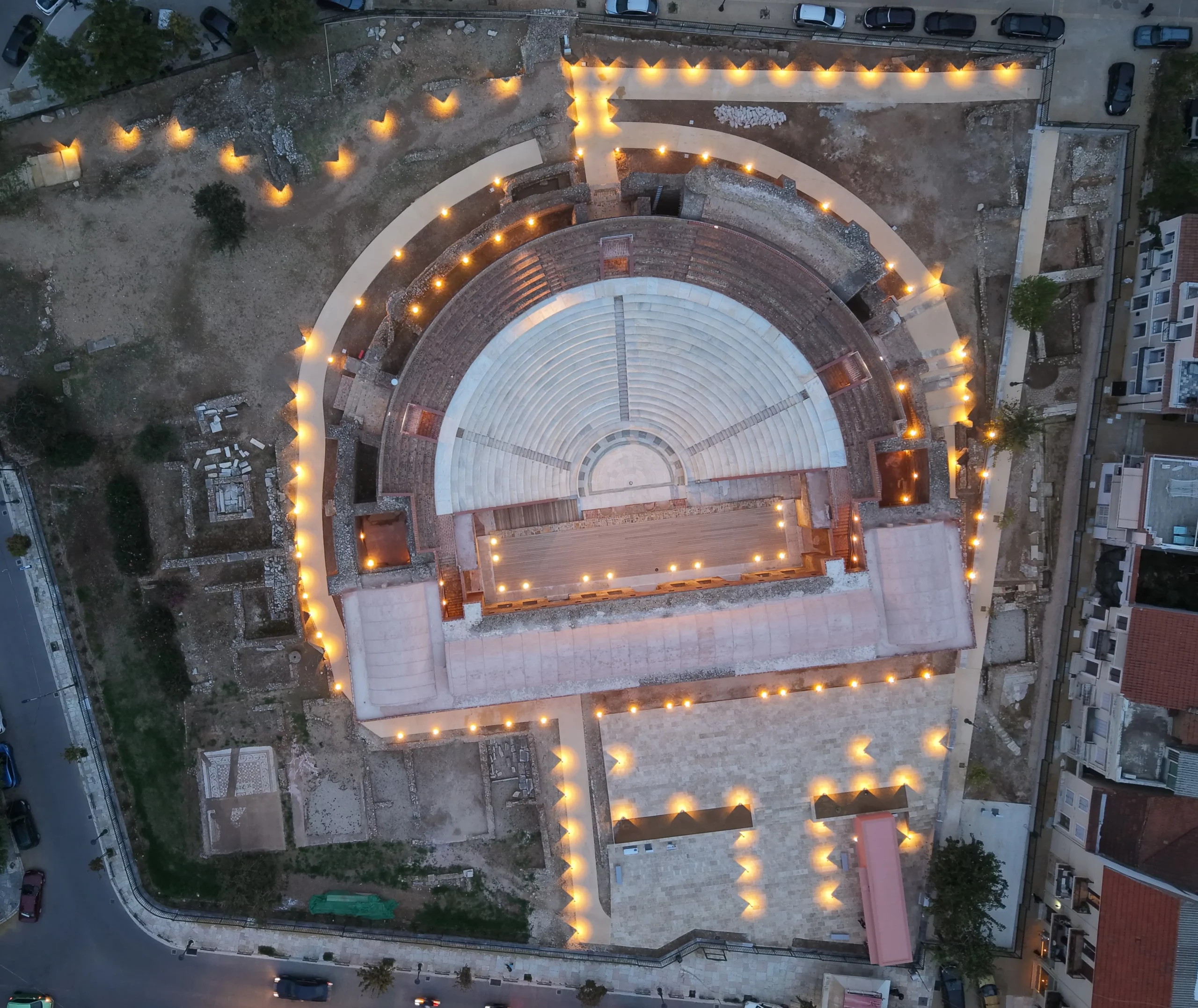 Ρωμαϊκό Ωδείο Πατρών από ψηλά (βραδινή φωτογραφία)