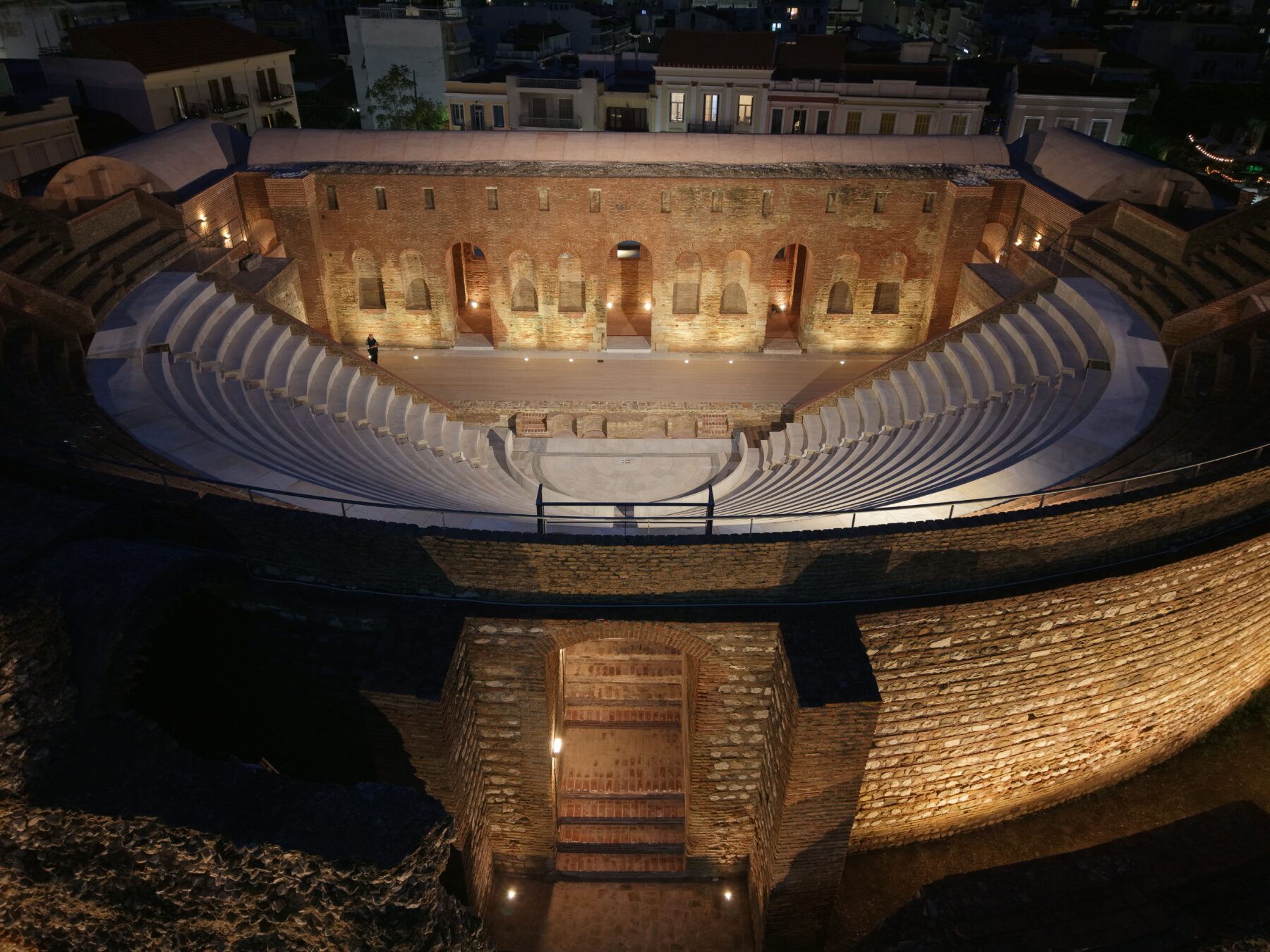 Ρωμαϊκό Ωδείο Πατρών από ψηλά (βραδινή φώτο)