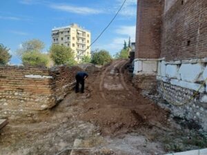 ΔΥΤΙΚΗ ΠΛΕΥΡΑ ΔΙΑΔΡΟΜΩΝ ΕΠΙΣΚΕΠΤΩΝ ΠΡΙΝ ΤΗΝ ΟΛΟΚΛΗΡΩΣΗ ΤΟΥ ΕΡΓΟΥ