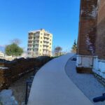 ΔΥΤΙΚΗ ΠΛΕΥΡΑ ΔΙΑΔΡΟΜΩΝ ΜΕΤΑ ΤΗΝ ΟΛΟΚΛΗΡΩΣΗ ΤΟΥ ΕΡΓΟΥ._