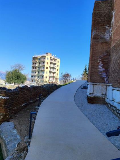 ΔΥΤΙΚΗ ΠΛΕΥΡΑ ΔΙΑΔΡΟΜΩΝ ΜΕΤΑ ΤΗΝ ΟΛΟΚΛΗΡΩΣΗ ΤΟΥ ΕΡΓΟΥ._